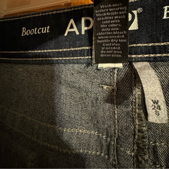 Women’s 24 S Apt 9 boot cut jeans. EUC. Cute design faux stones in buttons. - Picture 4 of 7